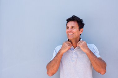 Gülümseyen büyük yakışıklı adam