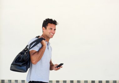 Çanta ile yürüyen yakışıklı büyük adam