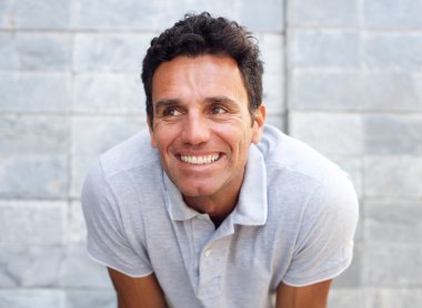 Dışarıda gülümseyen yakışıklı büyük adam