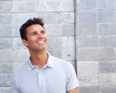 Gülümseyen ve uzak seyir büyük adam