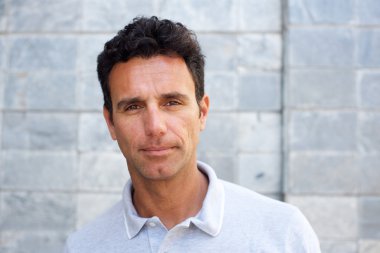 Ciddi büyük adam bakıyor 