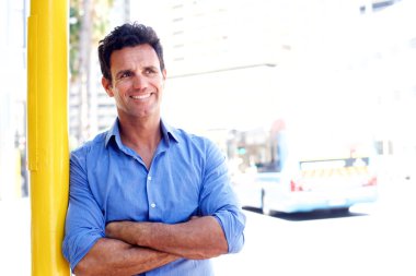 Şehrin dışında gülümseyen yakışıklı iş adamı