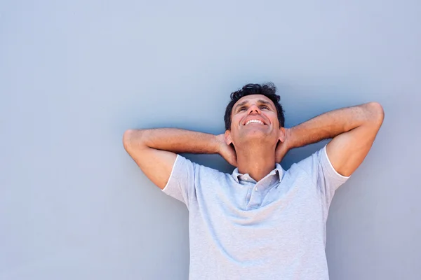 Older man smiling with hands behind head — Stock Photo, Image