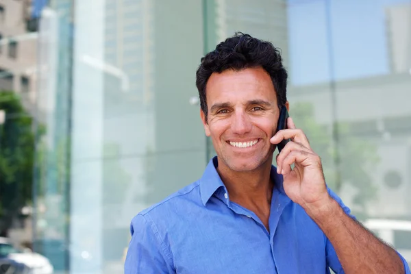 Zakelijke man die lacht met mobiele telefoon — Stockfoto