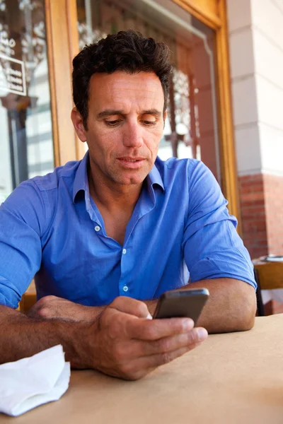 Uomo d'affari che utilizza il telefono cellulare — Foto Stock