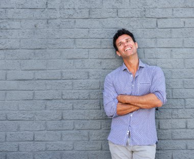 Gülen moda büyük adam