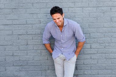 Mutlu adam gülüyor