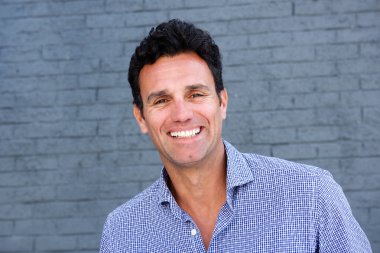 Gülümseyen yakışıklı bir adam portresi kapatın 