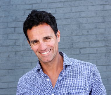 Gülümseyen çekici bir adam portresi kapatın