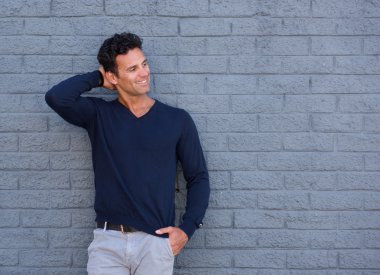 Kendine güvenen adam el saç ile gülümseyen 