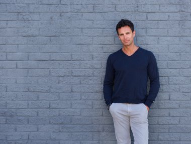 Kazaklı kendinden emin bir adam portresi