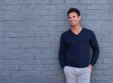 çekici bir yaşlı adam 