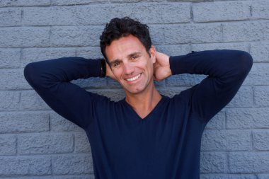 Gülümseyen olgun adamı kapatın