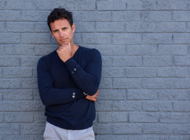 Büyük yakışıklı çene üzerinde el ile düşünme