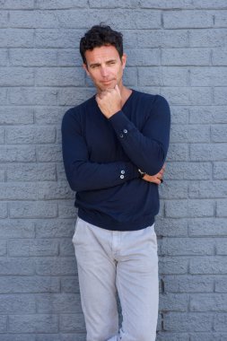 Büyük adam bakışta çene üzerinde el ile 