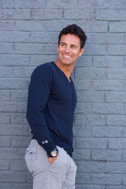 gülümseyen yakışıklı adam 