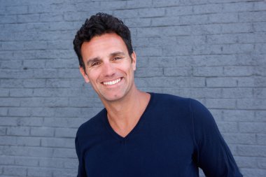 Yakışıklı adamı kapatın