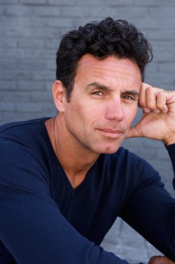 Bakarak çekici büyük adam