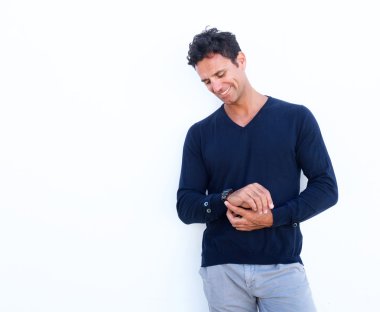 Gülümseyen adam onun bakarak