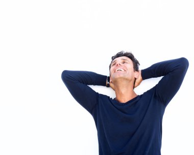 Orta yaşlı adam gülüyor