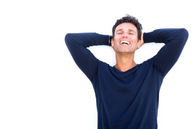 Orta yaşlı adam ellerini başının arkasında ile gülüyor