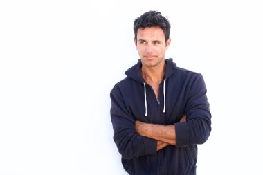 Orta yaşlı adam bakarak 