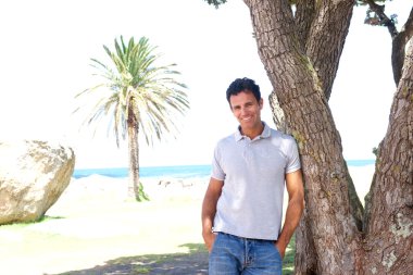 Gülümseyen orta yaşlı adam