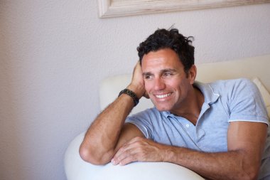 Evde rahatlatıcı gülümseyen yakışıklı adam