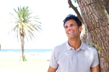 Yaz aylarında dışarıda gülen orta yaşlı adam