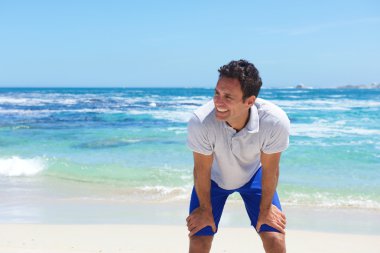 Orta gülümseyen yaşlı adam sahilde