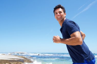 Etkin adam rahat sahilde çalıştıran 