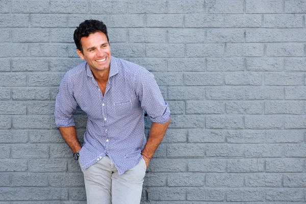 Gülen yakışıklı büyük adam