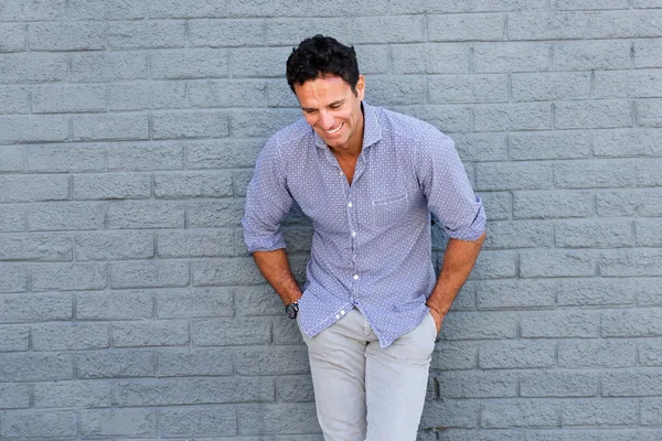 Mutlu adam gülüyor