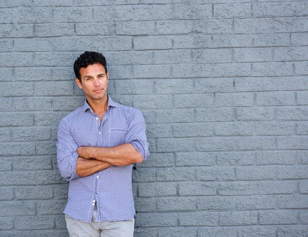 yakışıklı adam ayakta kolları ile geçti 