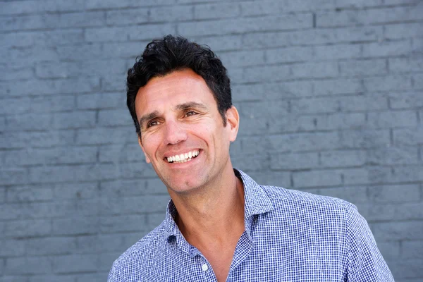 Yakışıklı yaşlı adam gülümsüyor. 