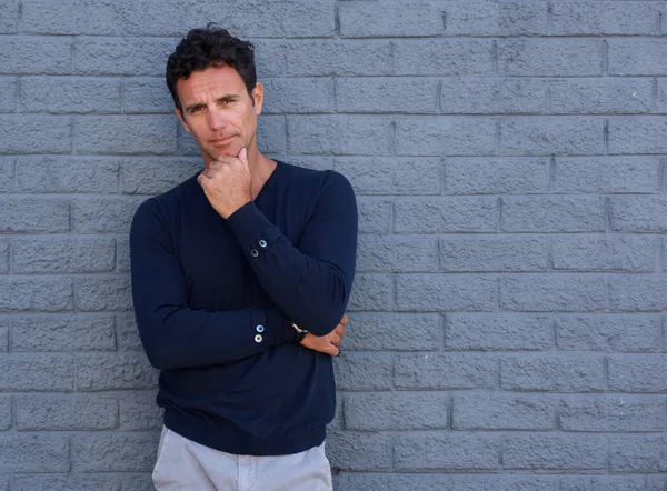 Büyük yakışıklı çene üzerinde el ile düşünme