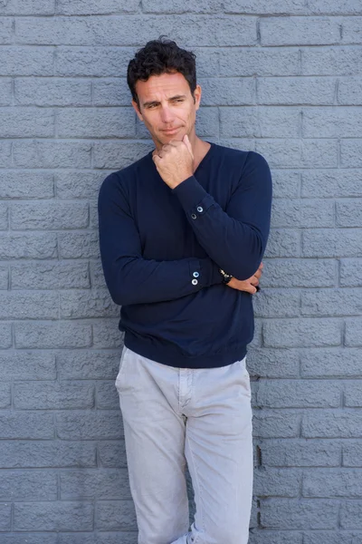 Büyük adam bakışta çene üzerinde el ile 