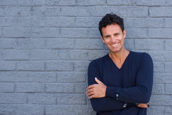 Gülümseyen yaşlı birine geçti silah ile