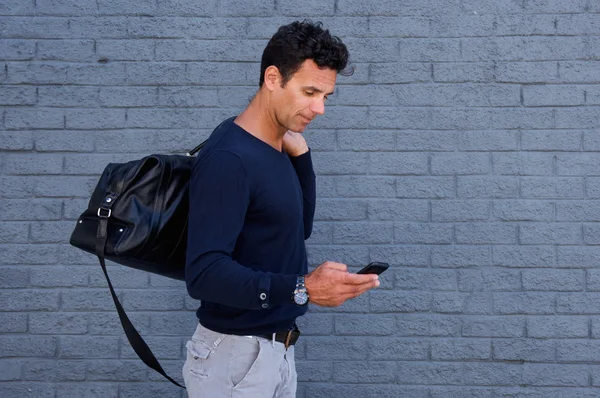 Mannelijke reiziger wandelen met mobiele telefoon — Stockfoto