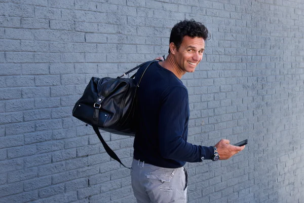 Man lopen met mobiele telefoon — Stockfoto