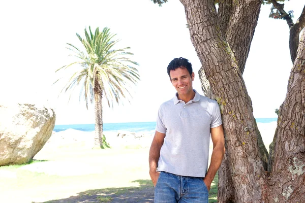 Gülümseyen orta yaşlı adam