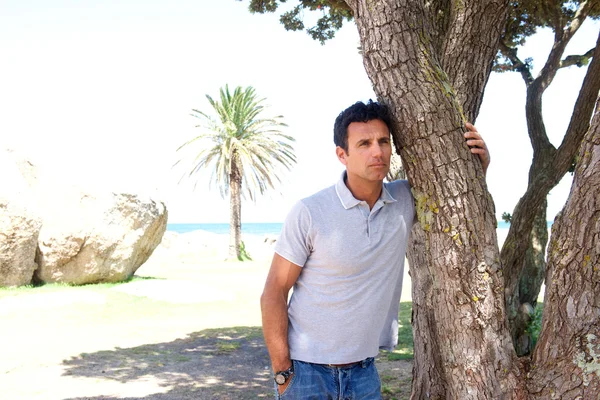 dalgın orta yaşlı adam