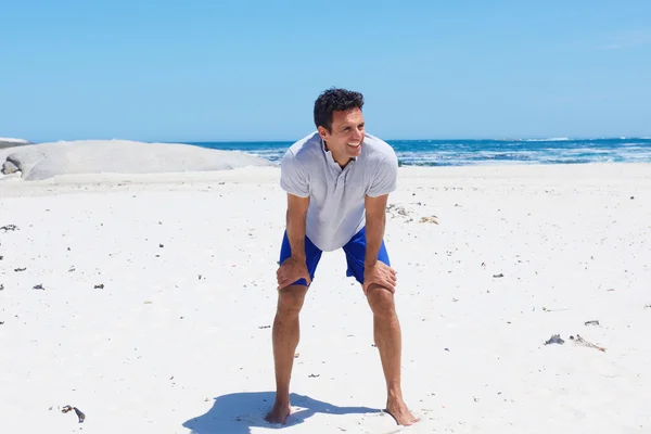 Uomo di mezza età in piedi sulla spiaggia — Foto Stock