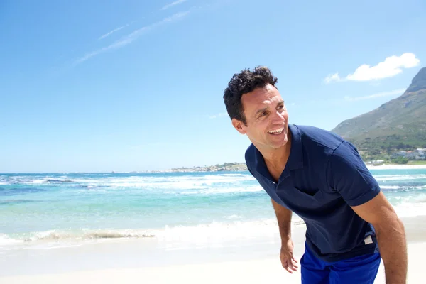 Adatto uomo più anziano in spiaggia — Foto Stock