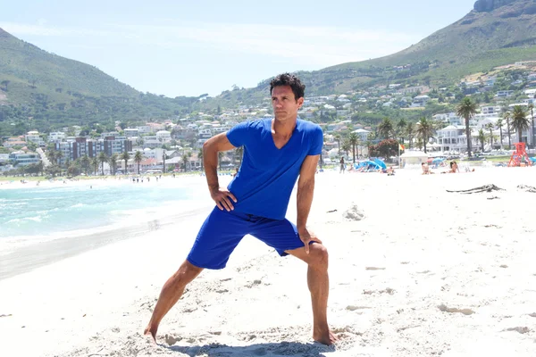 Schöner Mann mittleren Alters am Strand — Stockfoto