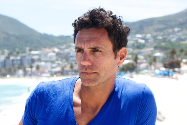 iyi görünümlü sağlam adam