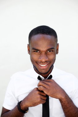 Genç Afrika işadamı kravatını ayarlama