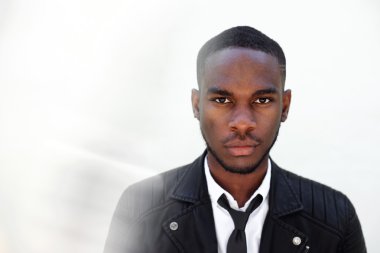 Genç erkek manken deri ceketli 