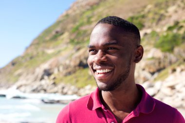 mutlu genç Afro-Amerikalı adam 