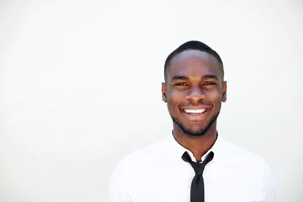 Retrato do jovem empresário africano sorridente — Fotografia de Stock